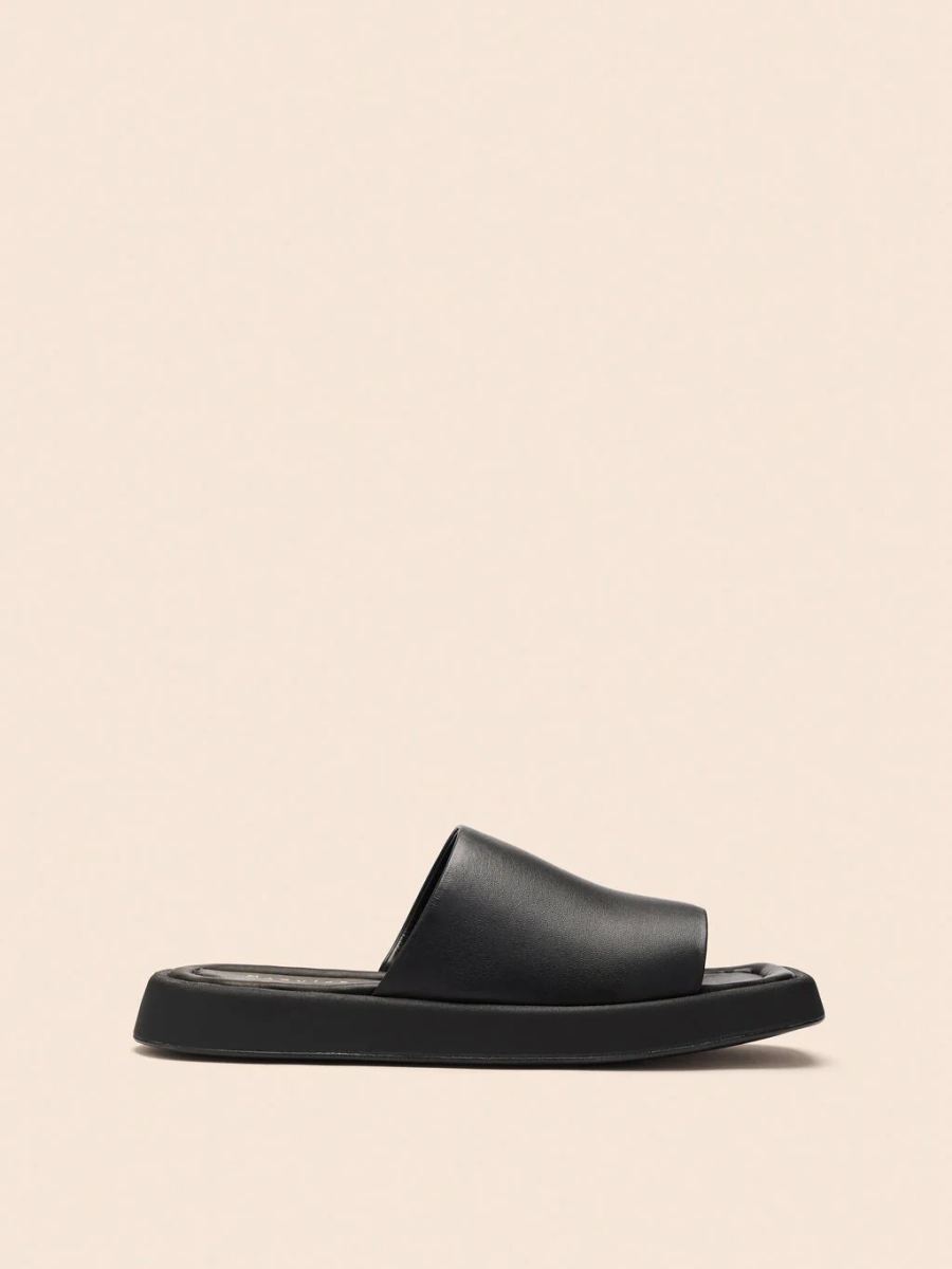 New Arrivals Maguire Women's Bara Black Sandal Slide Sandal
